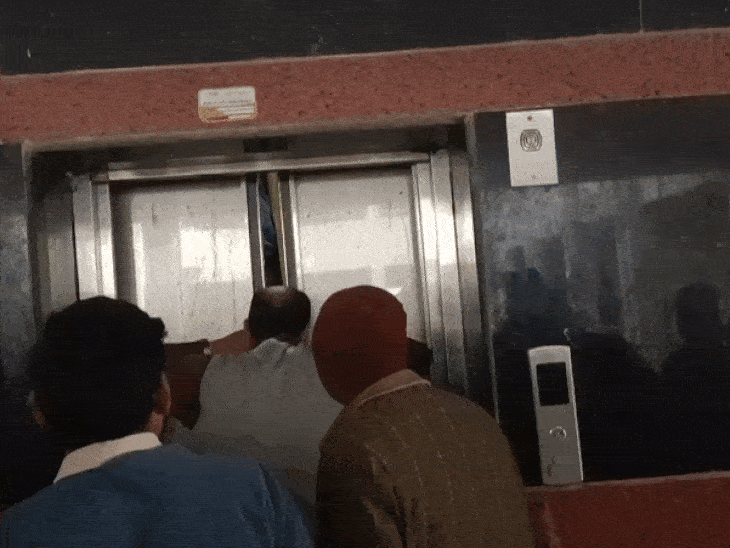 20 मिनट बाद अधिकारी राजीव त्रिवेदी बाहर आ पाए।
