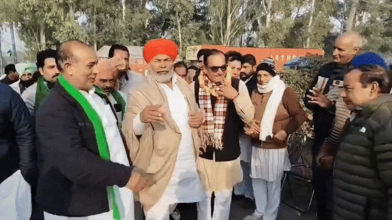 यमुनानगर पहुंचने पर किसान नेता राकेश टिकैत का स्वागत करते हुए किसान।