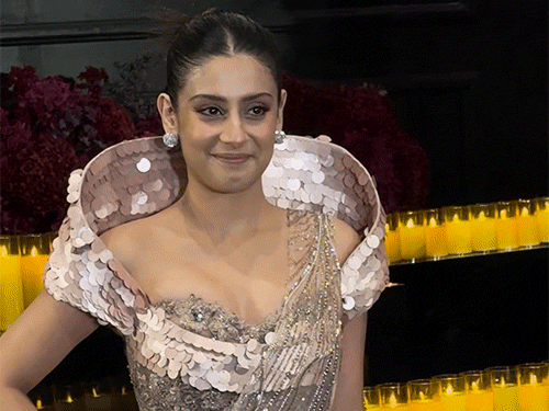 सिल्वर ड्रेस में ईशा मालवीय नजर आईं।