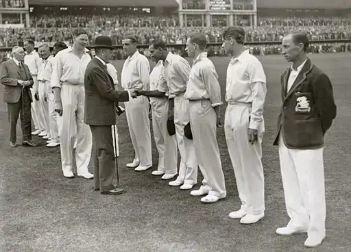 यह फोटो 1900 के पेरिस ओलिंपिक में क्रिकेट इवेंट की है। तब ग्रेट ब्रिटेन और फ्रांस की टीमों ने इसमें हिस्सा लिया था।