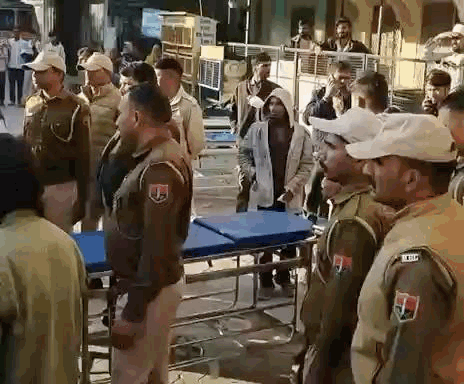 अस्पताल के बाहर तैनात पुलिस जाप्ता