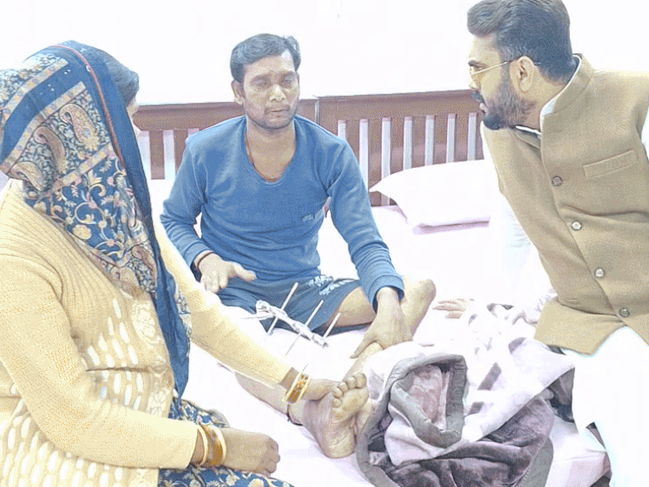 एक मरीज का हालचाल पूछते अभिषेक भार्गव।