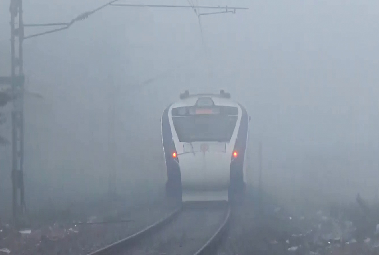 उत्तर प्रदेश के मुरादाबाद में घना कोहरा छाया। धुंध के बीच निकलती वंदे भारत ट्रेन।