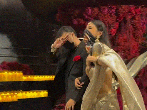 तलविंदर और मौनी रॉय दोनों मास्क पहने नजर आए।