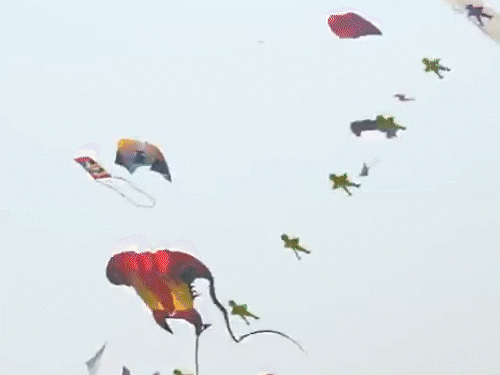 अहमदाबाद के साबरमती रिवरफ्रंट पर इंटरनेशनल काइट फेस्टिवल में विदेशी मेहमान।