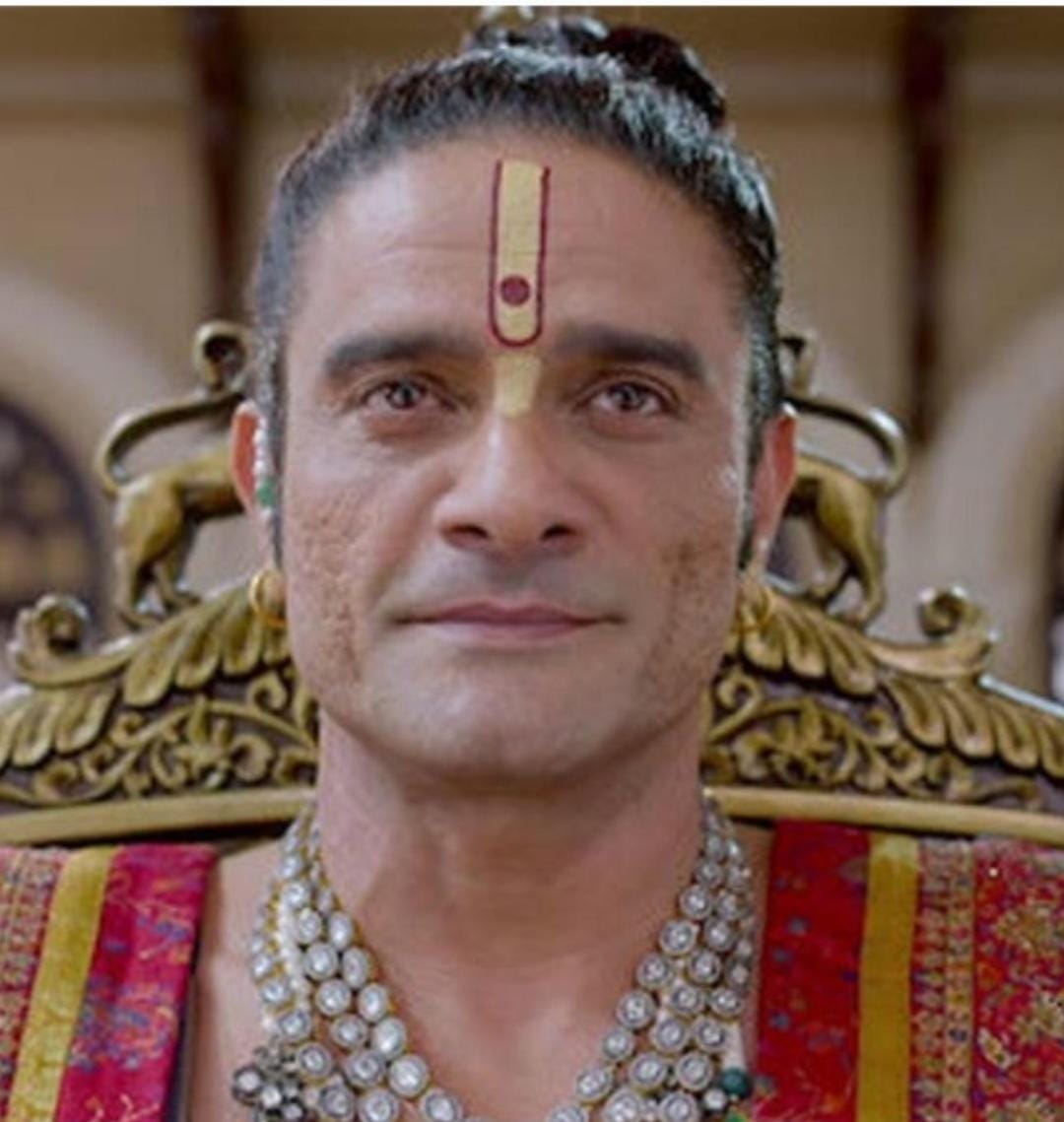 फिल्म 'महाराज' के लिए जयदीप ने बॉडी ट्रांसफॉर्मेशन किया। उनकी मस्कुलर फिजिक और इंटेंस लुक ने दर्शकों को चौंका था।