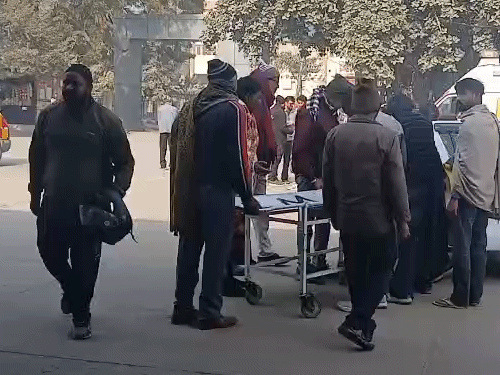 तबीयत बिगड़ने पर सभी लोगों को सिविल अस्पताल लाया गया।