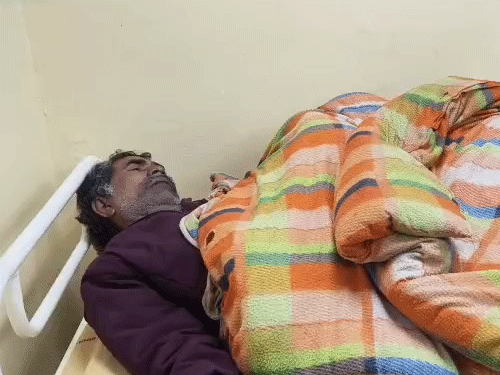 अस्पताल में मरीजों की हालत गंभीर बनी हुई है।