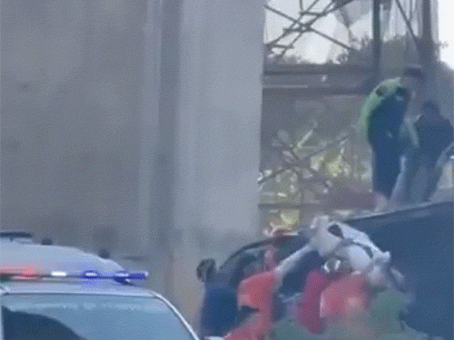 रेस्क्यू टीम ने घायल यात्रियों को निकालकर उन्हें पास के अस्पतालों में पहुंचाया।