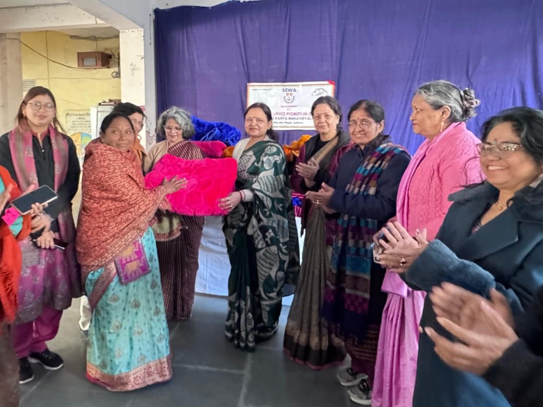 मकर संक्रांति के अवसर पर राजेंद्र नगर स्थित नवयुग कन्या महाविद्यालय में चतुर्थ श्रेणी कर्मचारियों को कंबल वितरित किए गए।