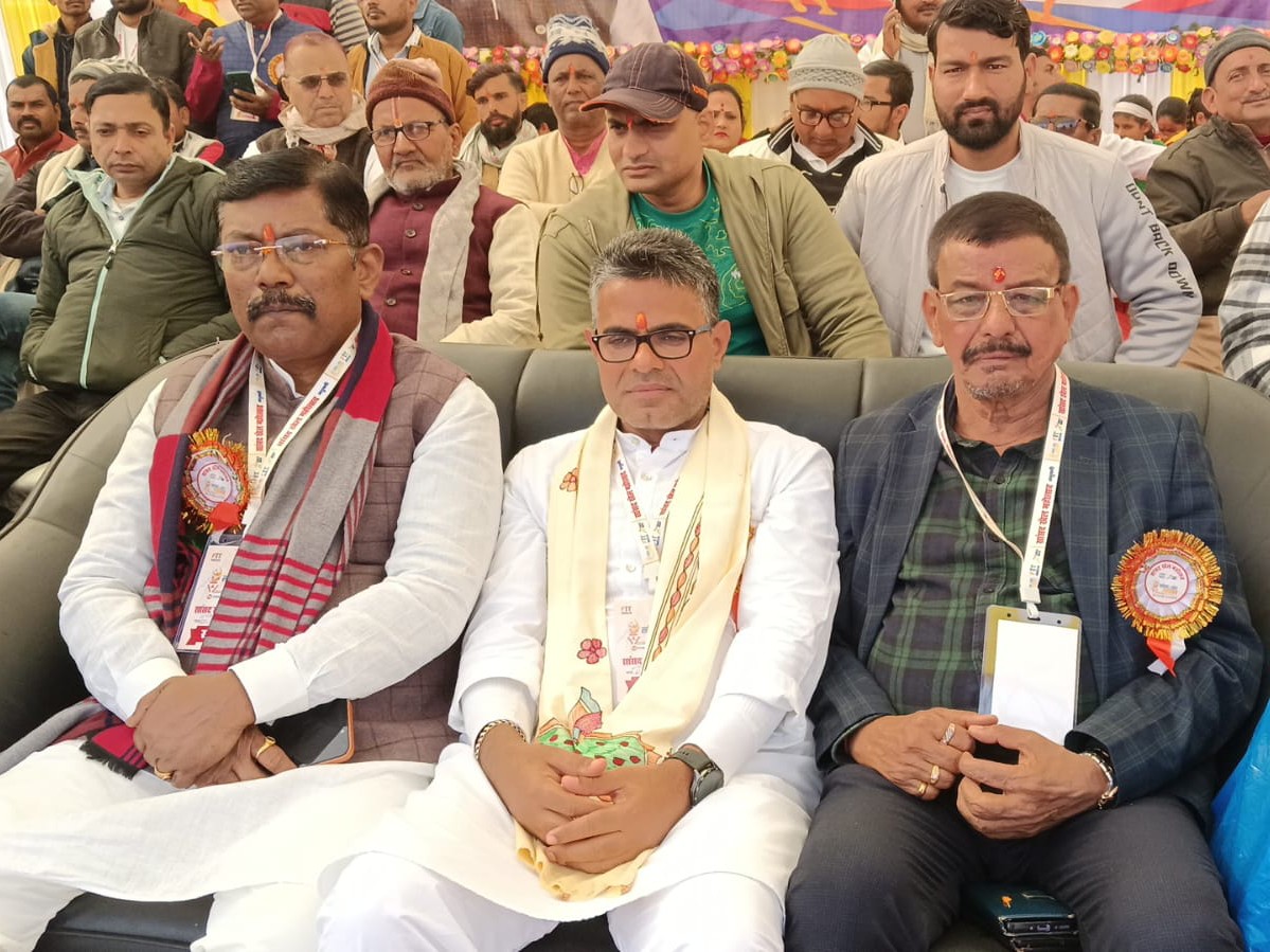 कार्यक्रम में मौजूद गणमान्य।