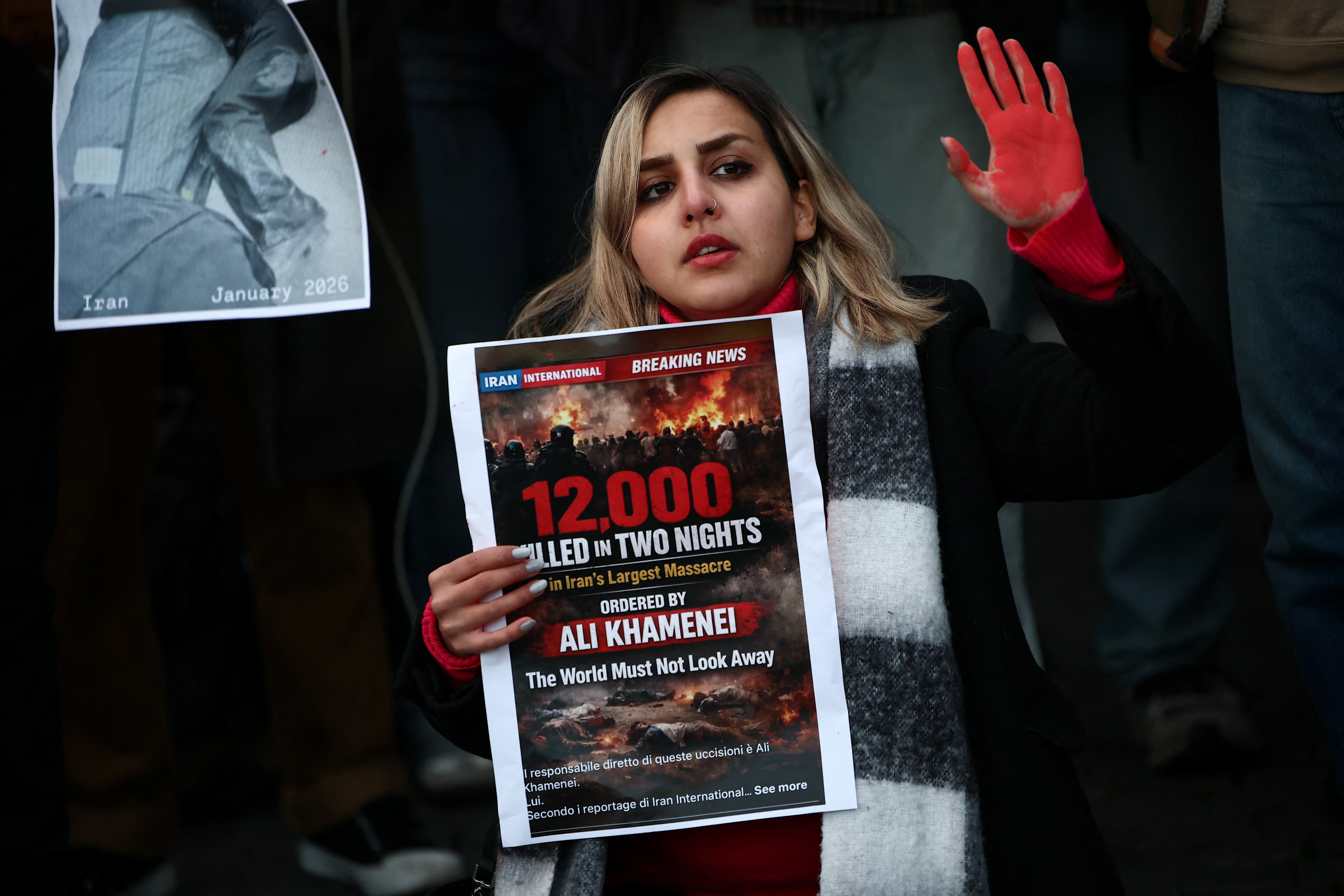 इटली के रोम में ईरान के देशव्यापी विरोध प्रदर्शनों के समर्थन में उतरी एक महिला।