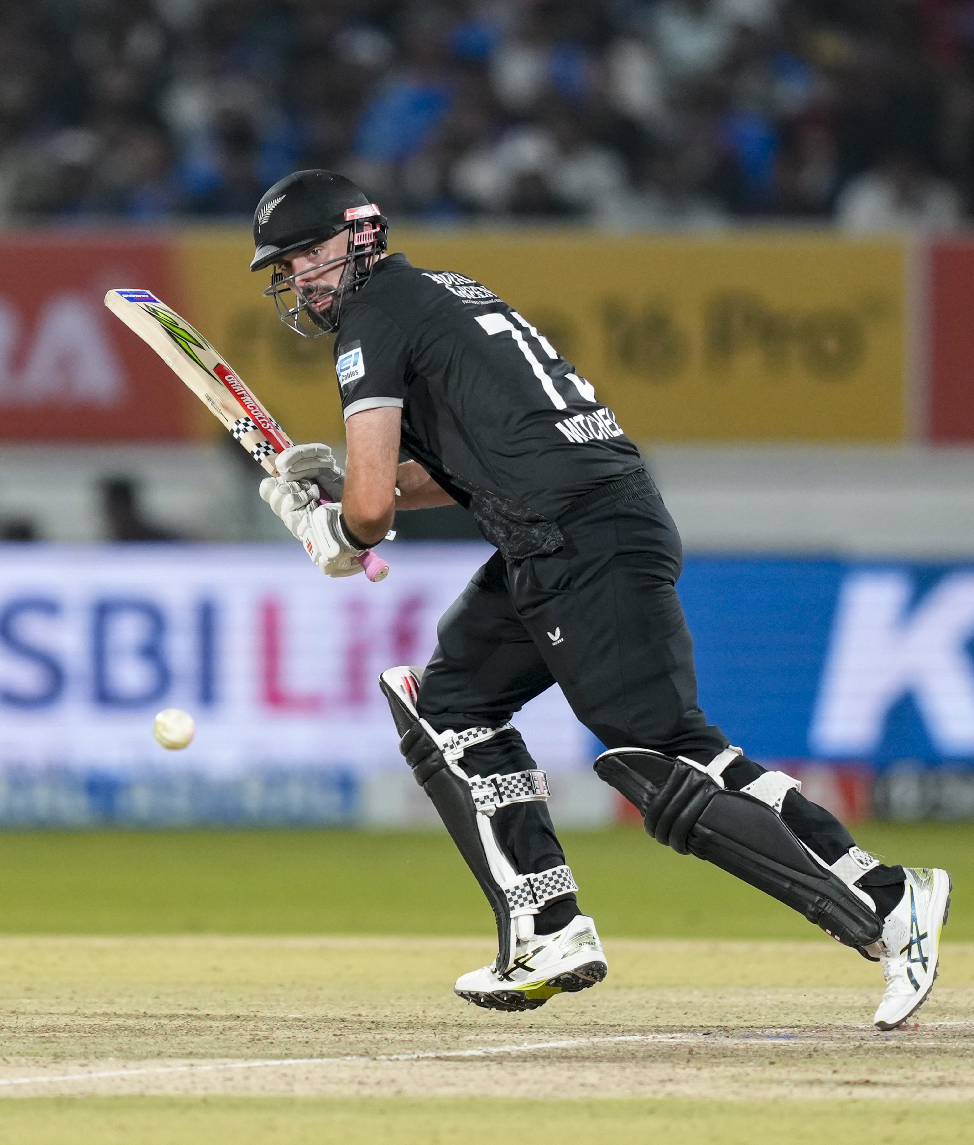 पारी के दौरान एक शॉर्ट खेलते डेरिल मिचेल।