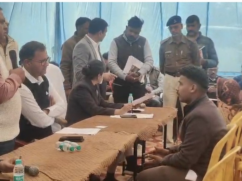 जनसुनवाई के कलेक्टर को एक शिकायती पत्र सौंपा।