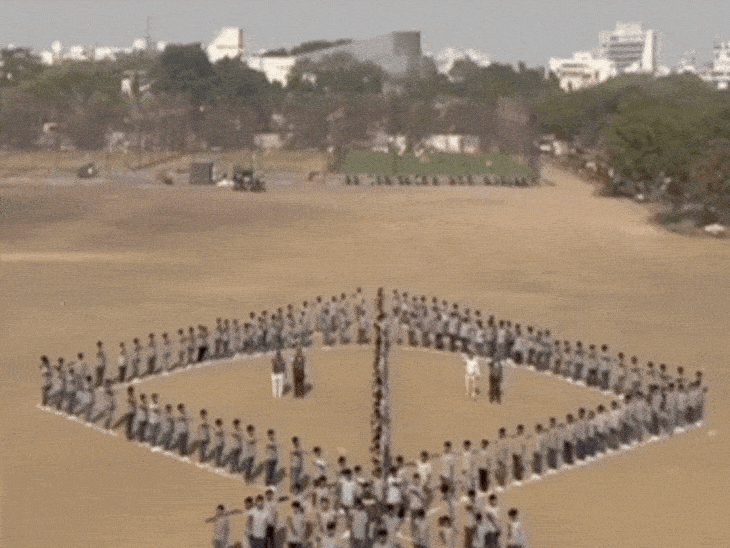 राजकोट में के विराणी हाई स्कूल के 250 स्टूडेंट्स ने पतंग की एक विशाल आकृति बनाई।