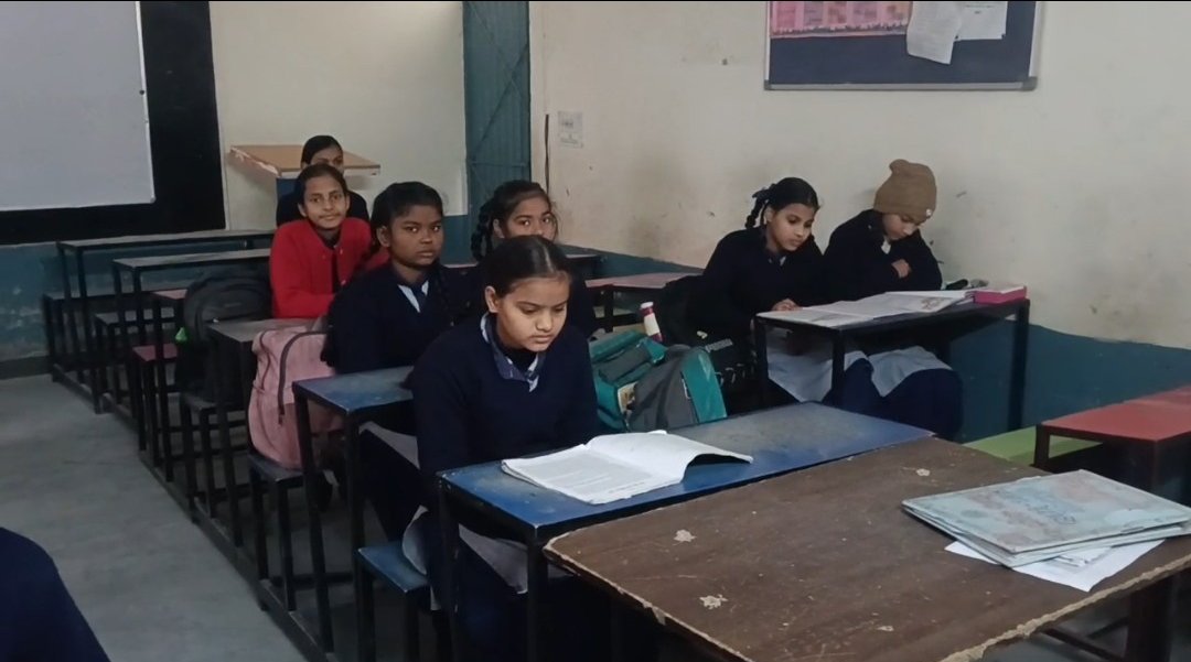 मोहाली के एक स्कूल में मौजूद छात्राएं