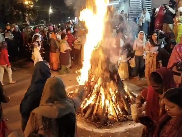 लोहड़ी पर्व पर नवविवाहित दंपत्तियों की विशेष परिक्रमा।
