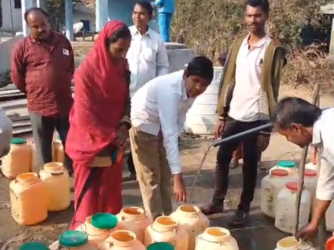 नल चलाने के लिए एक व्यक्ति को हर महीने 50-50 रुपए देती हैं महिलाएं।
