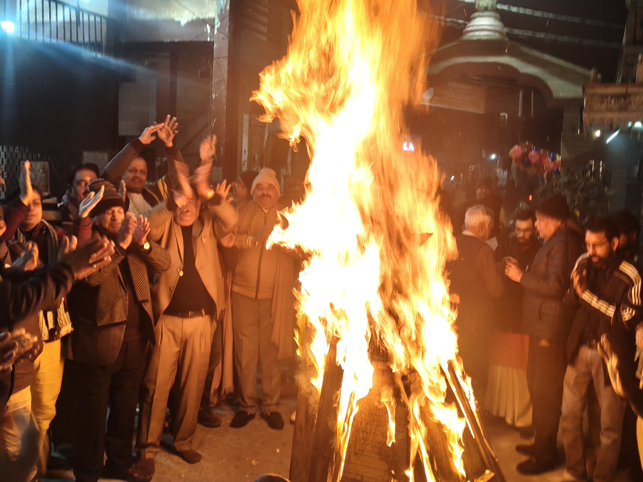 देर रात लोहड़ी पर्व धूमधाम से मनाया गया।