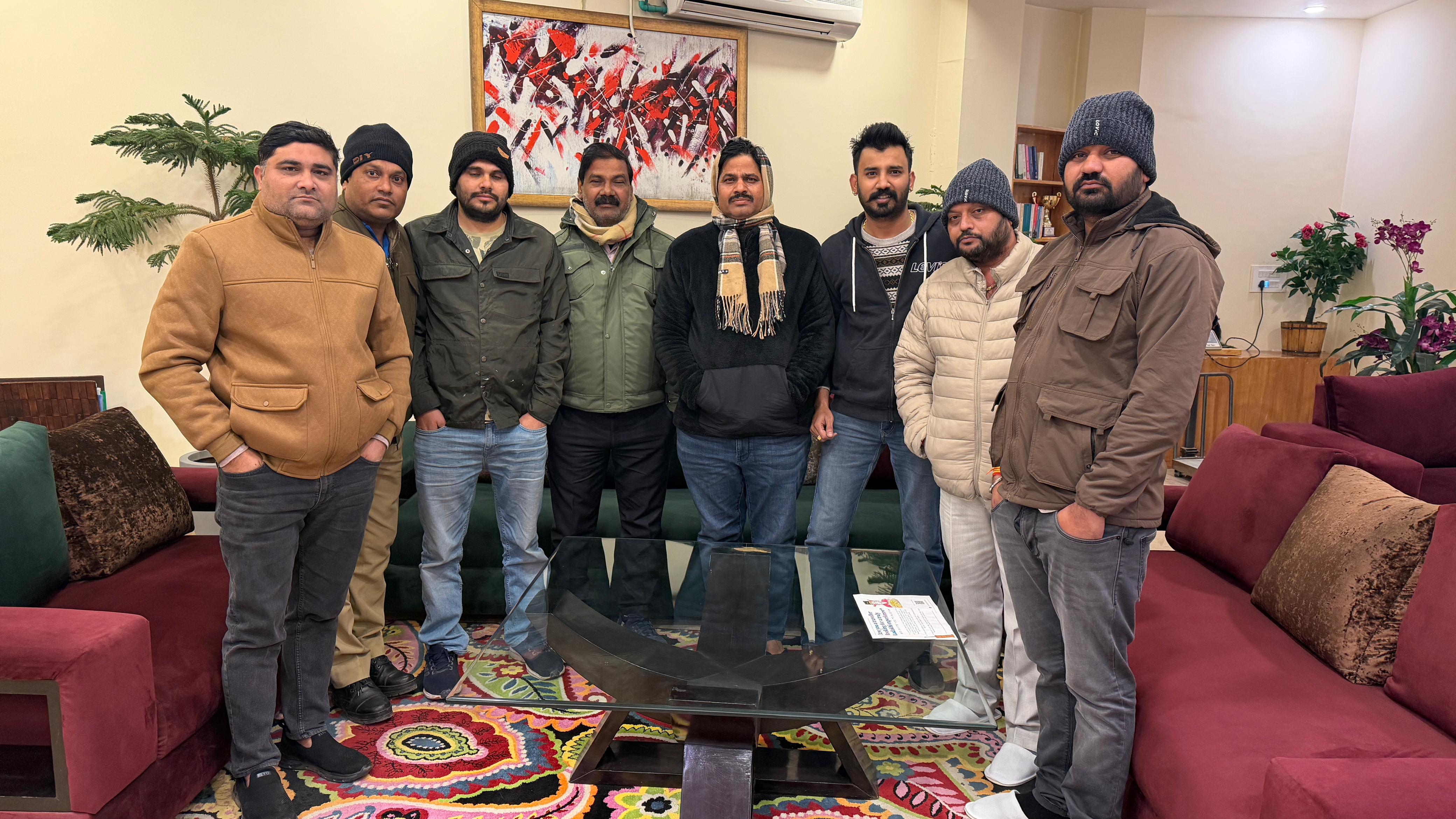 चारों दोस्तों के परिवार के लोग आगरा से लेह पहुंच गए। मुलाकात होने पर राहत की सांस ली।