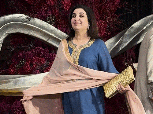 ब्लू सूट में फराह खान नजर आईं।