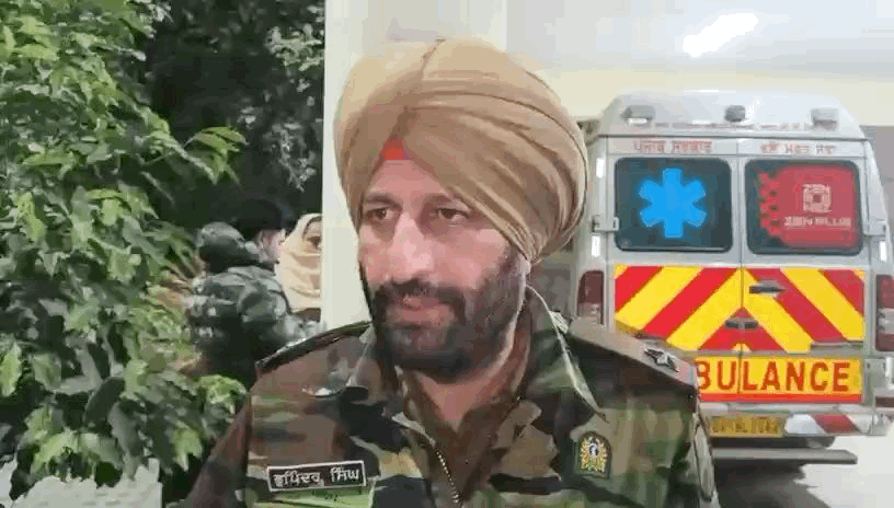 पुलिस मुलाजिम भूपिंदर सिंह जानकारी देते हुए