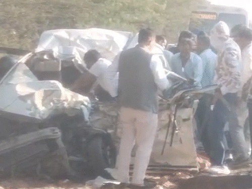 हादसे में अर्टिगा कार चकनाचूर हो गए। कार में सवार लोग अंदर बुरी तरह से फंस गए।