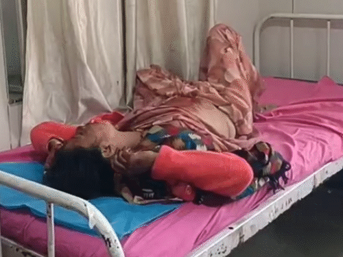 फतेहपुर के ट्रॉमा सेंटर में भर्ती घायल महिला।