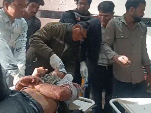 घायलों को फतेहपुर के ट्रॉमा सेंटर में भर्ती करवाया गया।