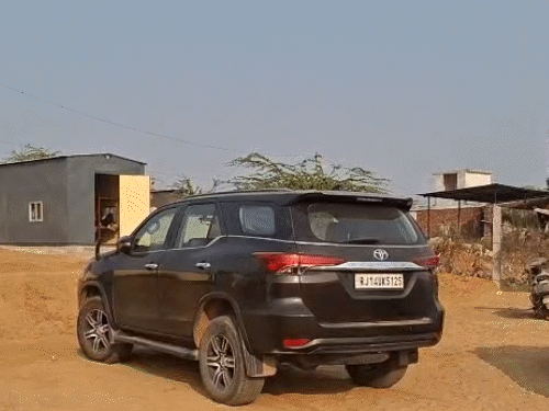 दिनेश रणवा की एक फॉर्च्यूनर कार को भी पुलिस ने जब्त कर लिया है।