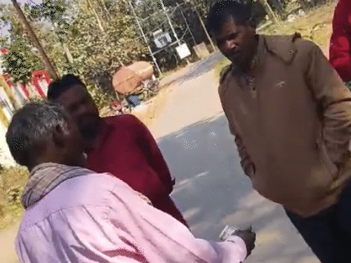 परिवार ने चंदा कर कर्मचारियों को पैसे दिए।