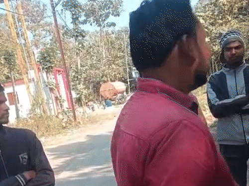 तीन सफाई कर्मचारियों ने पोस्टमॉर्टम के लिए 2 हजार रुपए मांगे।