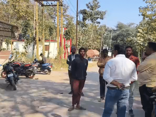 पोस्टमॉर्टम के दौरान मेडिकल कॉलेज अस्पताल परिसर में परिजन मौजूद रहे।