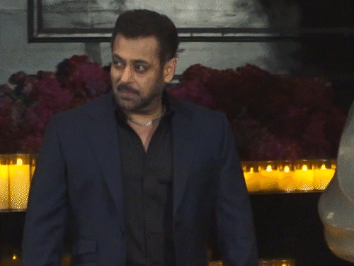 रिसेप्शन में सलमान खान शार्प नीले सूट में नजर आए।