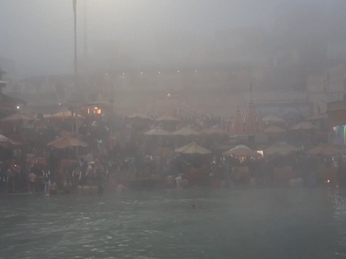 उत्तराखंड के हरिद्वार में तेज सर्दी के बीच गंगा घाट पर स्नान करते श्रद्धालु।