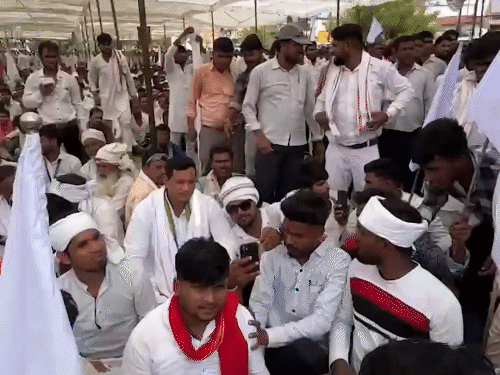 बलौदाबाजार हिंसा के दिन कांग्रेस विधायक देवेंद्र यादव भी समाज के लोगों के साथ बैठे नजर आए थे।