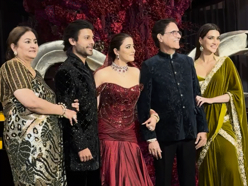 नूपुर के परिवार के साथ स्टेबिन बेन।