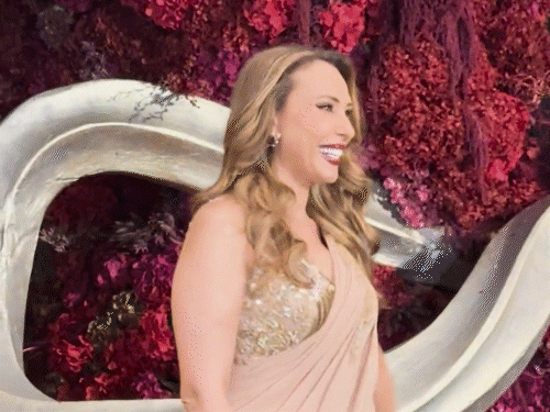 साड़ी में यूलिया वंतूर एलिगेंट अंदाज में नजर आईं।