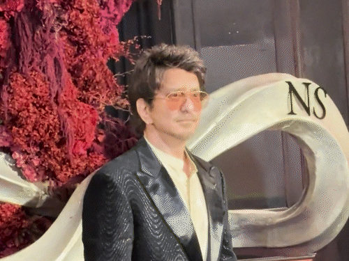 ब्लैक सूट में साजिद नाडियाडवाला नजर आए।