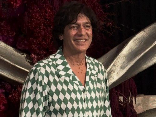 चंकी पांडे सिंपल आउटफिट में रिसेप्शन में दिखे।