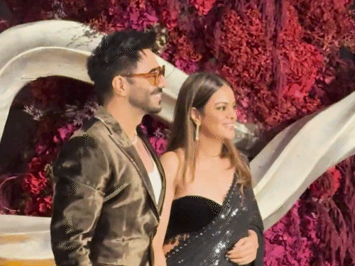 पत्नी आकृति आहूजा के साथ अपारशक्ति खुराना नजर आए।