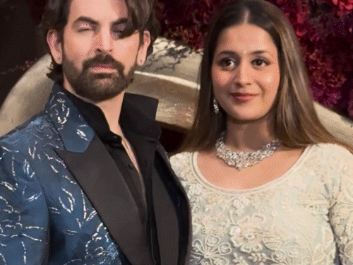 नील नितिन मुकेश अपनी पत्नी रुक्मिणी सहाय के साथ रिसेप्शन में नजर आए।