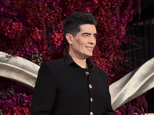 फैशन डिजाइनर मनीष मल्होत्रा ब्लैक आउटफिट में दिखे।