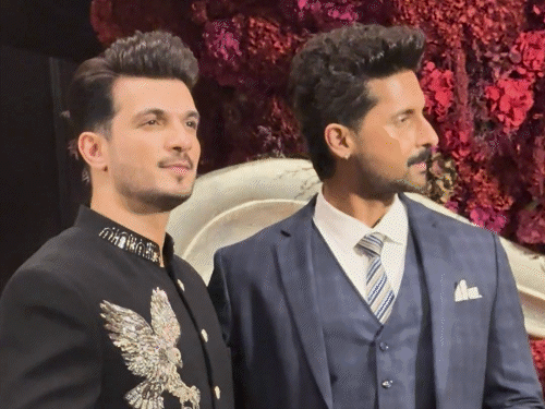 रिसेप्शन में ऋत्विक धनजानी और रवि दुबे साथ में दिखाई दिए।