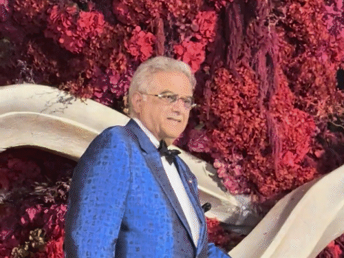 बोनी कपूर ब्लू सूट में नजर आए।