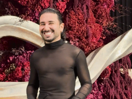 ट्रांसपेरेंट आउटफिट पहने ओरी नजर आए।