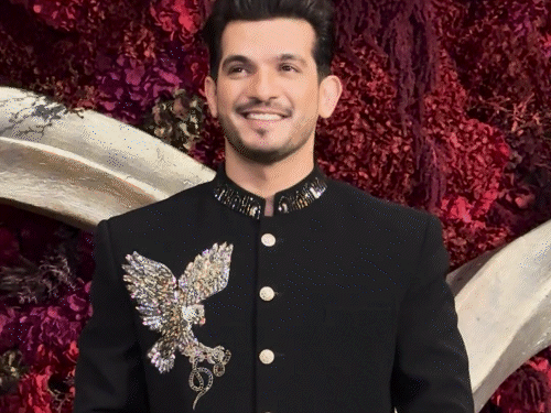 ऋत्विक धनजानी ब्लैक डिजाइनर आउटफिट में दिखे।