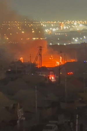 माघ मेला के सेक्टर 4 में भीषण आग लगी। इसके बाद बचाव कार्य शुरू हुए।