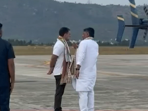 13 जनवरी को कर्नाटक के मैसुरु एयरपोर्ट पर डीके शिवकुमार ने राहुल गांधी से एकांत में चर्चा की थी। - Dainik Bhaskar