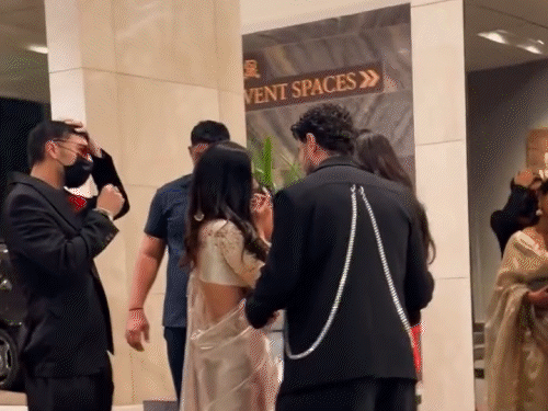 ब्लैक सूट और मास्क के साथ तलविंदर सिंह सिद्धू।